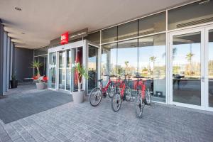 Jízda na kole v ubytování Ibis Casanearshore nebo okolí