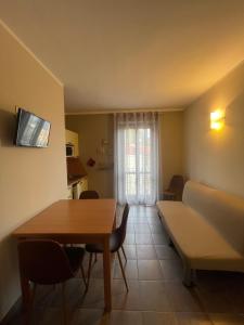 弗拉博萨索普拉纳LA CASA DI GIP的客厅里有一张沙发和一张桌子。