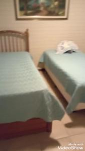 2 Betten nebeneinander in einem Zimmer in der Unterkunft Recanto Verde in Maricá