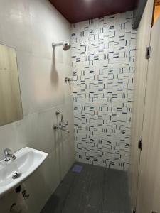 ein Bad mit einer Dusche und einem Waschbecken in der Unterkunft ZEST STAYS - IIT in Mumbai