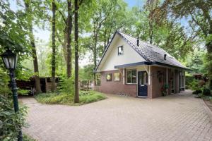 オッテルローにあるBungalow De Beuk 6p kindvriendelijkの森の真ん中にある小さな家