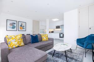 a living room with a couch and a table at Luxury Harley Street Apartments in London