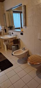 łazienka z toaletą i umywalką w obiekcie Privatzimmer Ulbricht/Föhr w mieście Friedrichshafen