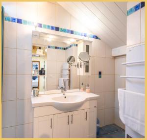 uma casa de banho com um lavatório e um espelho em Villa T5 Luxury Marcellaz em Marcellaz