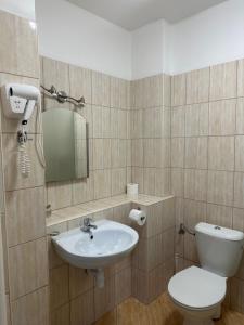 ワルシャワにあるSCSK ジュラヴィアのバスルーム(トイレ、洗面台付)