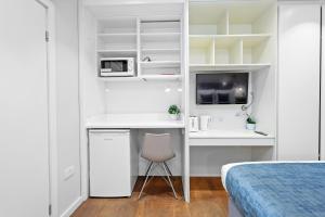 a white bedroom with a desk and a bed at Urban Nest 2 in London