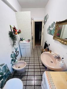 ローマにあるA Casa Nostraのバスルーム(洗面台2つ、トイレ2つ付)