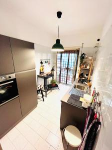 una cucina con un lavello e un piano di lavoro di b&b A Casa Nostra a Roma