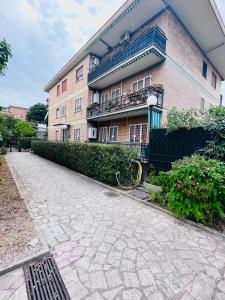 un grande edificio in mattoni con un marciapiede di fronte di b&b A Casa Nostra a Roma