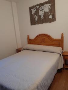 1 dormitorio con 2 camas y una foto en la pared en Apartamentos Nevados 24610, en Benasque
