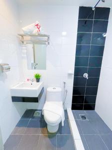 クアラルンプールにあるStarQ Hotel Bukit Bintangのバスルーム(トイレ、洗面台付)