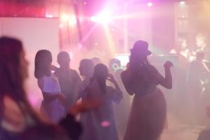 um grupo de pessoas dançando em uma festa em Lovely Caravan At Hoburne Bashley, New Forest District! Ref 97166s em New Milton