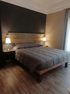 una camera con un grande letto con due lampade di 384 GuestHouse Rooms & Suite Enna a Enna