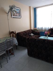 sala de estar con sofá y mesa en ALOJAMIENTO EDUCOL, en Moyobamba