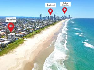 uma vista aérea da praia e da cidade em Albatross North Apartments em Gold Coast