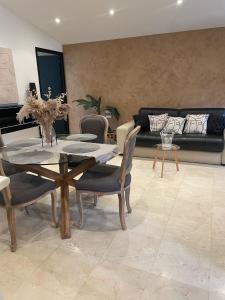 - un salon avec une table et un canapé dans l'établissement Villa St Jean SUITE Romantique, à La Ciotat