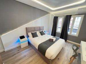 1 dormitorio con 1 cama grande en una habitación en Futurotel Granada Dreams, en Granada