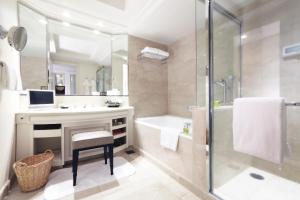 W łazience znajduje się umywalka, wanna i prysznic. w obiekcie Hotel Chinzanso Tokyo w Tokio