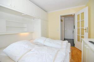 una camera bianca con un letto bianco di Metropol, Whg 61a, Landseite a Westerland
