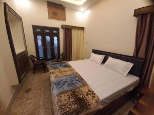 Postel nebo postele na pokoji v ubytování Kalash Guest House