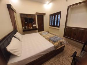 Postel nebo postele na pokoji v ubytování Kalash Guest House