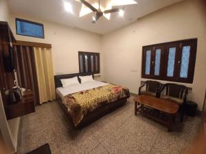 Postel nebo postele na pokoji v ubytování Kalash Guest House