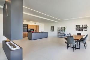 - une salle à manger et une cuisine avec une table et des chaises dans l'établissement Villa Greta, à Fiumefreddo di Sicilia