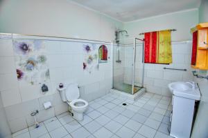 Kylpyhuone majoituspaikassa Diani Home Stays