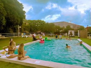 un grupo de personas jugando en una piscina en 30 people, pool, disco,10 min beach, en Alicante