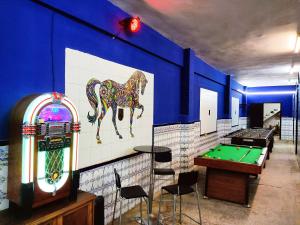 アリカンテにある30 people, pool, disco,10 min beachのビリヤード台と馬の絵画が備わる部屋
