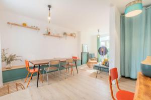 comedor con mesa y sillas en 4 bedroom house with garden en Marcq-en-Baroeul