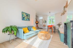 un soggiorno con divano blu e tavolo di 4 bedroom house with garden a Marcq-en-Baroeul