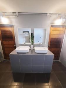 a bathroom with two sinks on a counter at บ้านฟ้าใส รีสอร์ท เกาะล้าน in Ko Larn