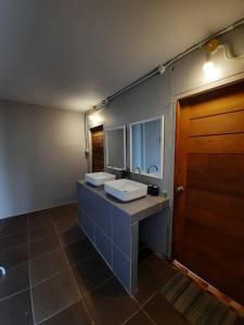 Baño con 2 lavabos y espejo en บ้านฟ้าใส รีสอร์ท เกาะล้าน en Ko Larn