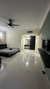 1 dormitorio con 1 cama y ventilador de techo en Desaru Homestay Southern, Tiara Desaru Seaview Residensi en Bandar Penawar