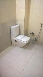 y baño con aseo en cabina de ducha. en Hotel Su Shree Continental 5 Minutes Walk From New Delhi Railway Station, en Nueva Delhi