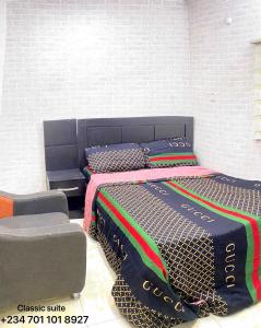 Ένα ή περισσότερα κρεβάτια σε δωμάτιο στο DIVINE VILLA AND RESORTS HOTEL GUEST House 15 mins Near Michael Okpara University Sam Mbakwe Airport