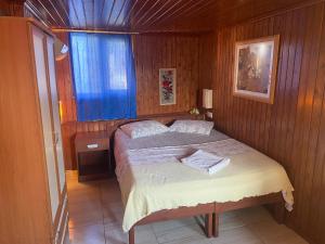 um quarto com uma cama num quarto de madeira em Camel Apartment em Antalya