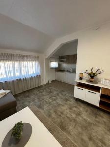 a large living room with a couch and a table at Milincic‘s 2 Zimmerwohnung in Banja Luka