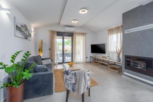 Televisyen dan/atau pusat hiburan di Beautiful villa Stefany with pool in Porec