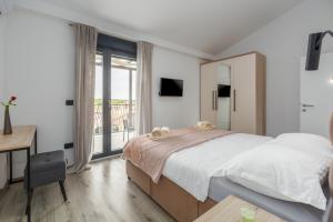 Katil atau katil-katil dalam bilik di Beautiful villa Stefany with pool in Porec +32 gambar