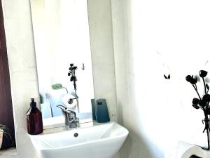 y baño con lavabo y espejo. en Къща Христини en Kalofer