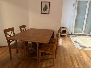 - une salle à manger avec une table et des chaises en bois dans l'établissement Beachfront Apartment with garden in Csopak, à Csopak