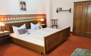 um quarto com uma cama grande e uma cabeceira em madeira em Schneck Apartments em Schönau am Königssee