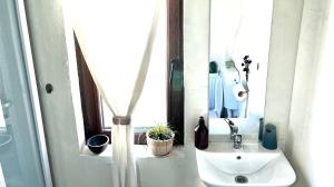 卡洛費爾的住宿－Къща Христини，白色的浴室设有水槽和镜子