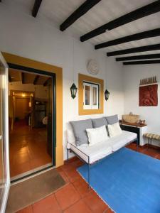 - un salon avec un canapé blanc et un tapis bleu dans l'établissement Casa da Galega, à Golegã