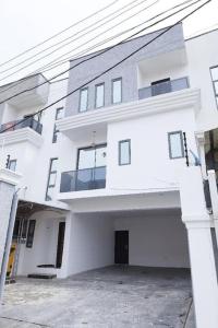 ein großes weißes Gebäude mit vielen Fenstern in der Unterkunft 3 bedrooms terrace at Osapa in Lagos