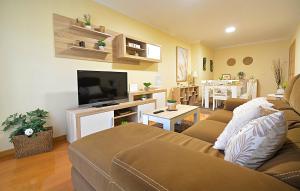 a living room with a couch and a flat screen tv at GALIHOST - Maravilloso apartamento en Combarro in Combarro