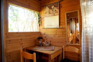 SheferにあるThe Edge Of The Village - Sheferの木製テーブルと窓が備わる木造の客室です。