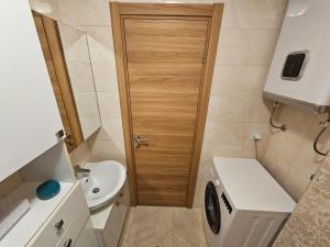uma pequena casa de banho com WC e lavatório em AGAPE Apartment em Podgorica